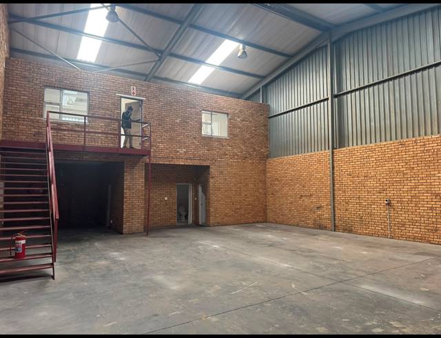 300M² WAREHOUSE TO LET IN CROWN